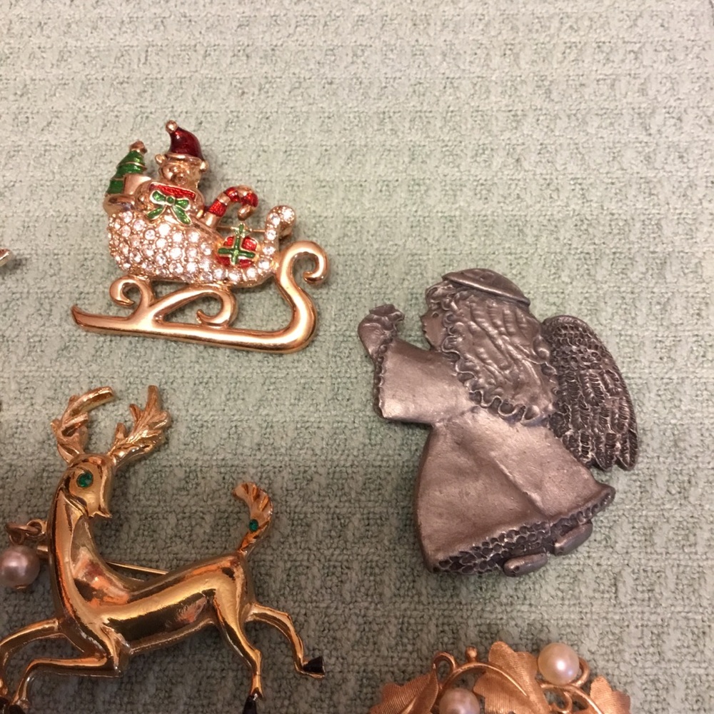 Vintage Christmas Brooch Lot of 8 Pins Jeanne, Gerry, Roman,& Beatrix Adorable - Picture 3 of 14